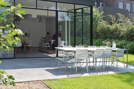 buitenvloer van beton in de tuin
